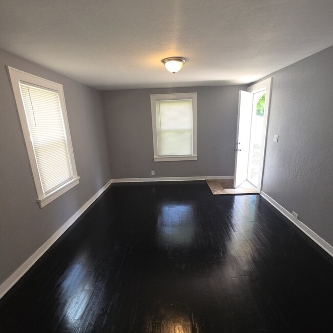 Building Photo - Cozy 3 bedrooms and 1 full bath home located on S Willow Ave in Independence, MO
