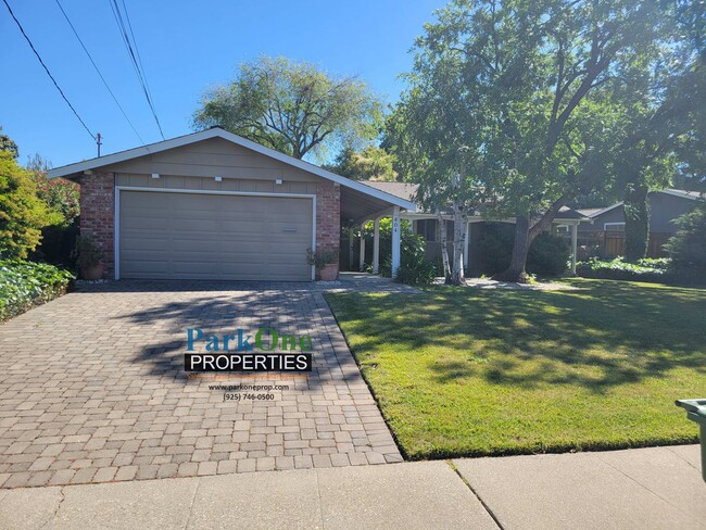Building Photo - COMING SOON! Spacious single level Woodlan...