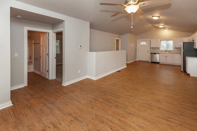 Building Photo - Updated 3 Bed 2 Bath Home