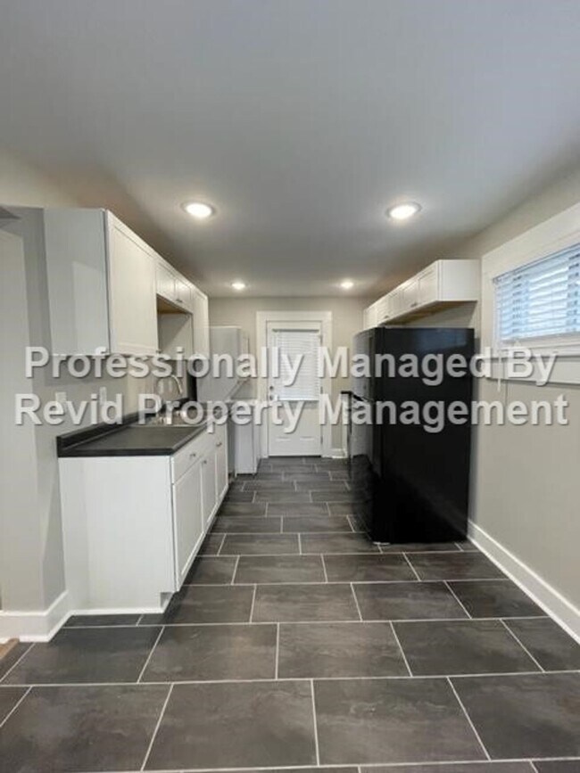Building Photo - *FIRST MONTH RENT FREE* Freshly Renovated ...