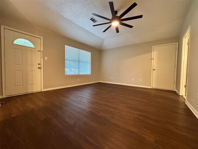 Building Photo - 10642 Royal Pines Dr