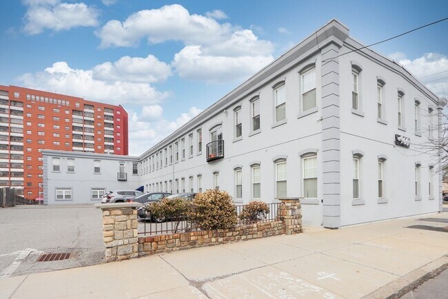 Building Photo - 960 Broadway