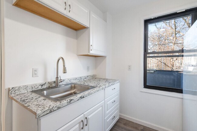 Building Photo - 84 N Allen St