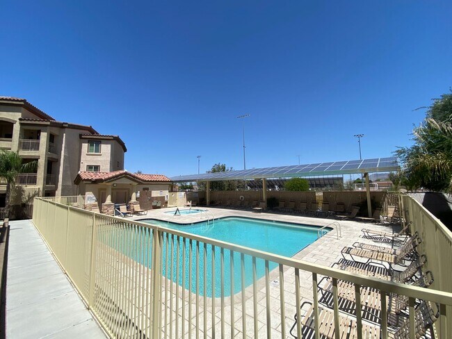 Building Photo - Spacious and Updated 3 Bed/2 Bath Condo w/Garage - Mesa