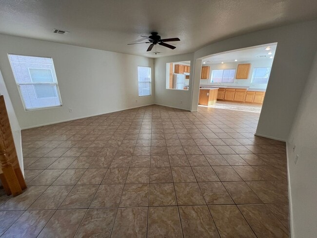 Building Photo - 3 Bedroom / 2.5 Bath Southwest Home