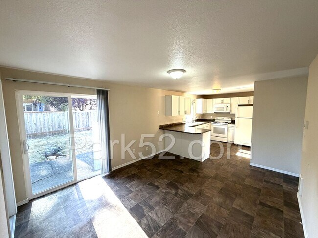 Building Photo - 3 Bedroom Single Family Rambler
