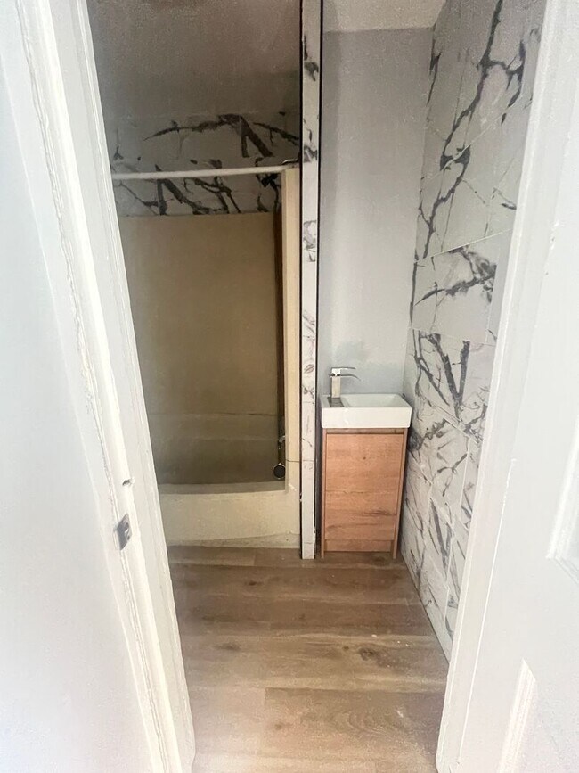 Building Photo - 3 Bedroom 1 bath house