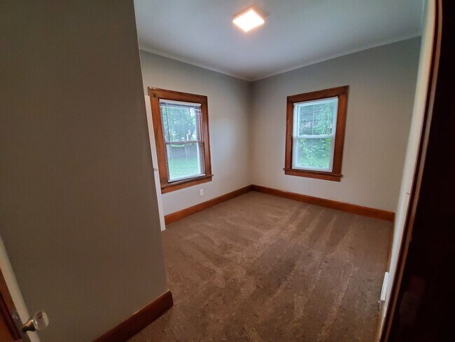 Building Photo - Large 3 Bedroom Home near Iowa State Fairgrounds!