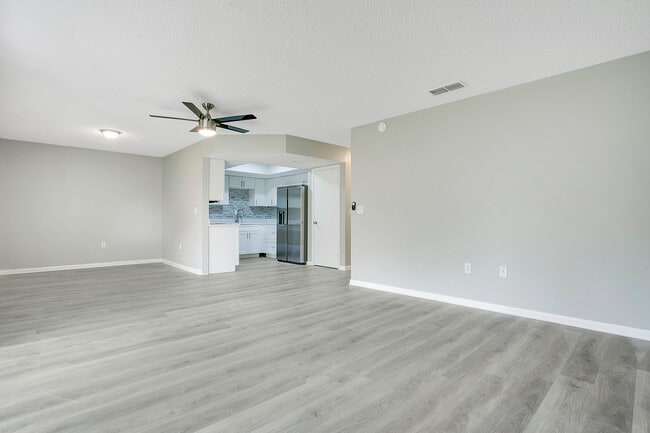 Building Photo - 513 Fairways Ln