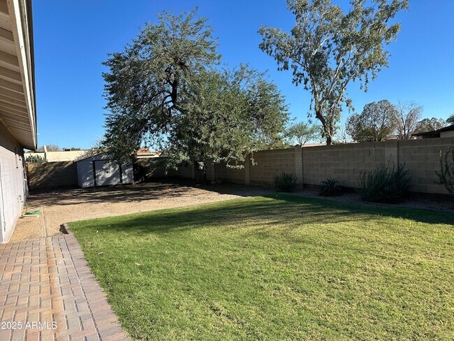 Building Photo - 2535 E Maryland Dr