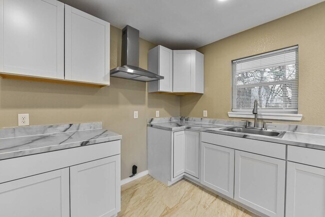 Building Photo - 1106 Brewster Ave