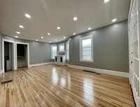 Building Photo - Beautiful 4 Bedroom 1.5 Bath House in Sout...