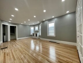 Building Photo - Charming 4 bedroom 1.5 Bathroom Home in South Minneapolis!