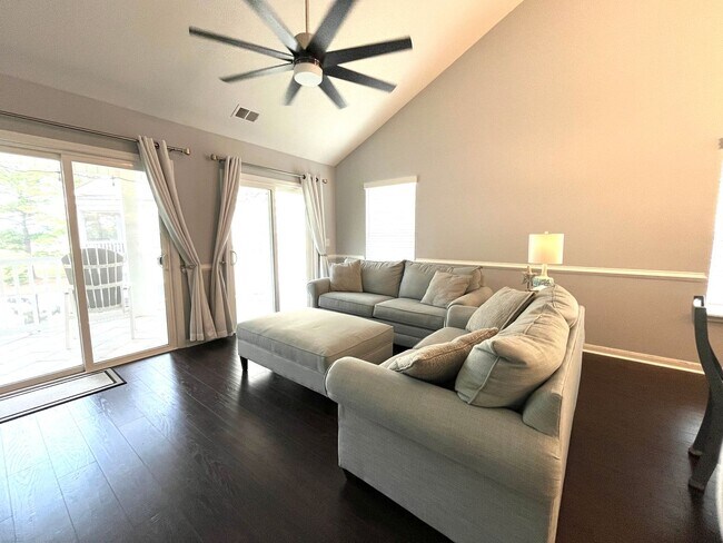 Building Photo - Remodeled 2 Bedroom, 2 Bath Furnished Cond...