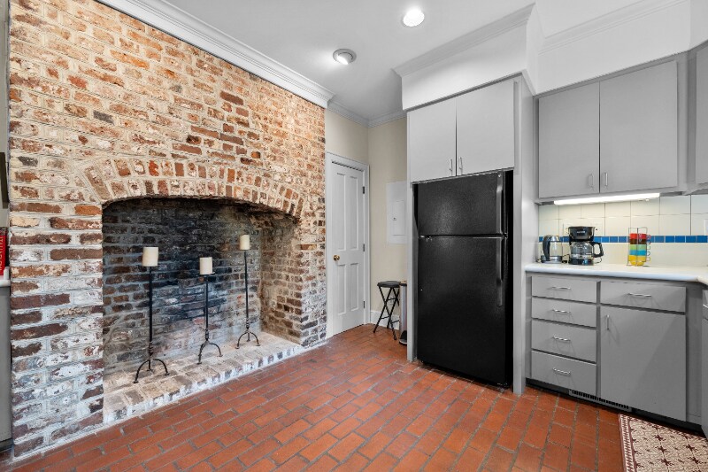 Building Photo - 69 Anson St