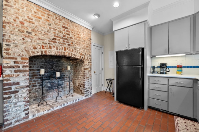 Building Photo - 69 Anson St