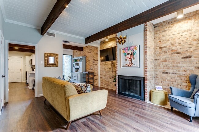 Building Photo - TERRELL HILLS TOWNHOUSE