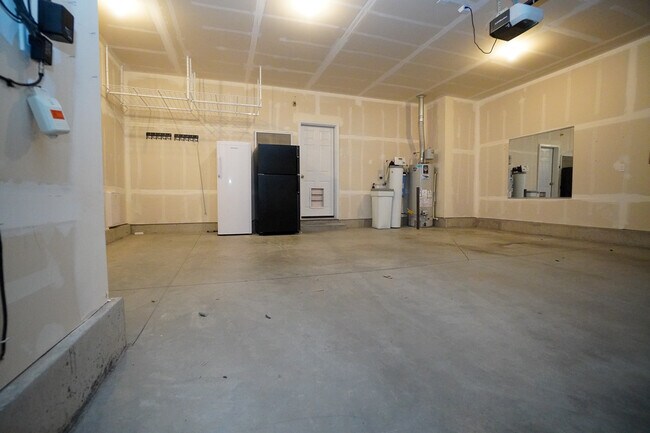 Building Photo - 6113 N Colosseum Ave