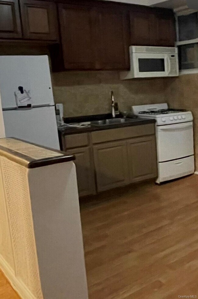 Building Photo - 90 Main St