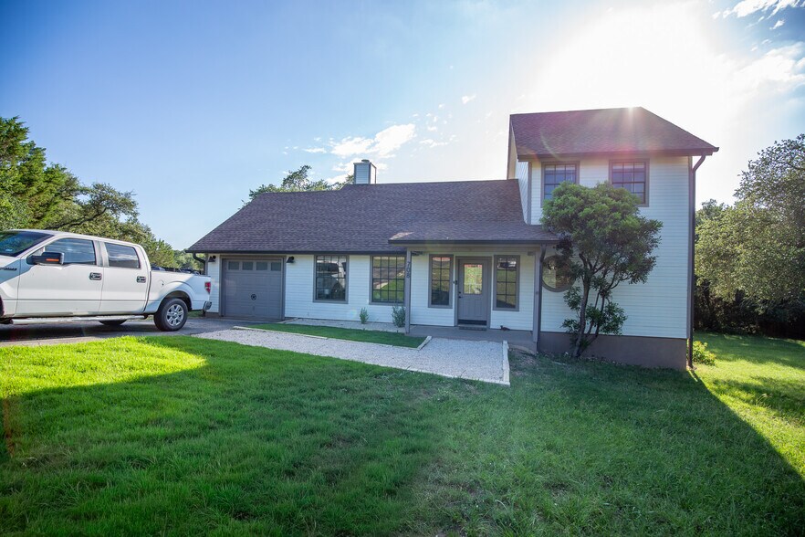 Building Photo - 708 Cowal Dr S