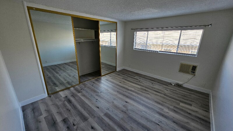 Building Photo - 2130 Beachwood Dr