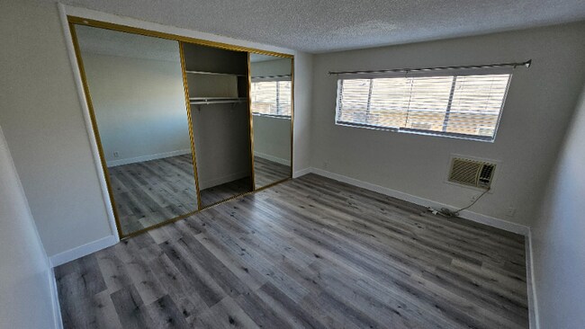 Building Photo - 2130 Beachwood Dr