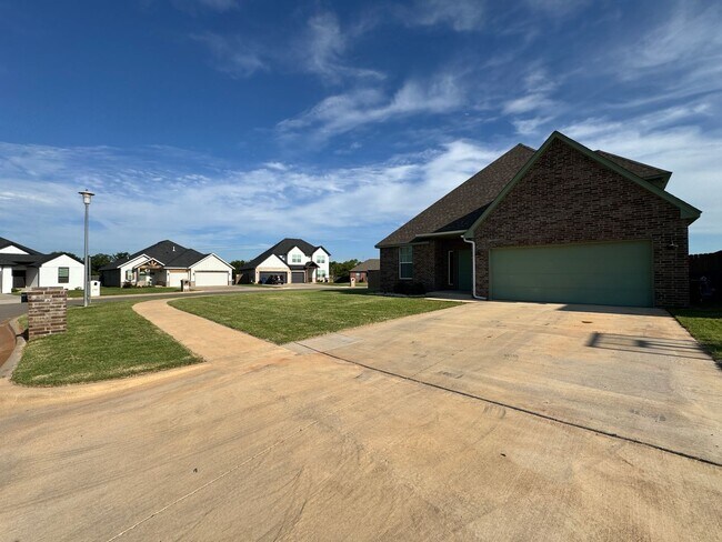 Building Photo - Spacious 3-Bedroom Home with Designer Kitc...