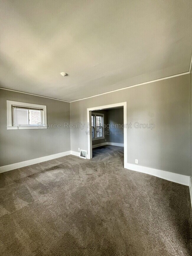 Building Photo - 170 Bondie St