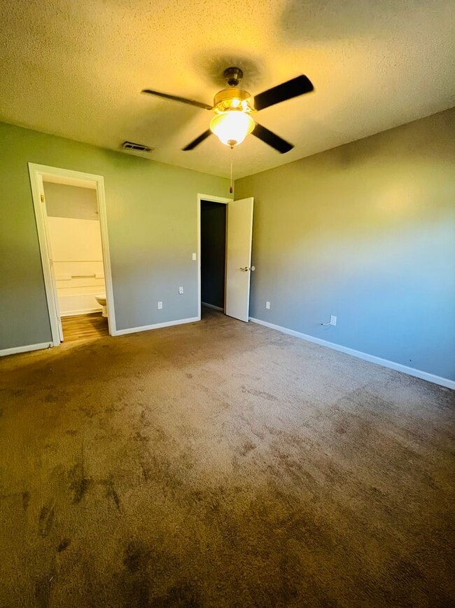 Building Photo - Convenient Comfort: 3-Bed, 2-Bath Home Nea...