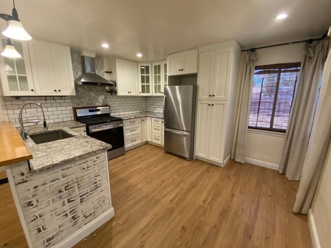 Building Photo - Beautiful Home for rent in Tulare, Ca