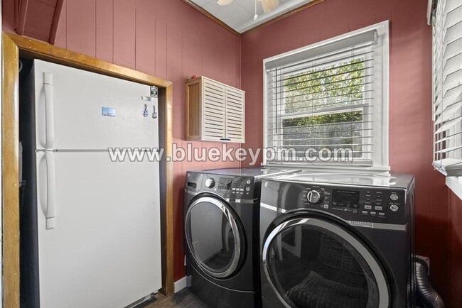 Building Photo - Fabulous Bungalow with 2 Beds, 1.5 Bathroo...