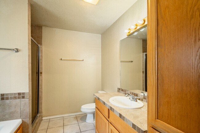 Building Photo - Spacious 3 Bedroom, 2 Bath Home on Quiet Dead-End Street