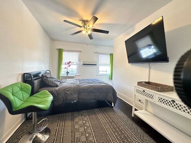 Building Photo - New Rochelle Fully Furnished Beauty