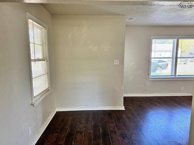 Building Photo - 1627 Oceola Ave