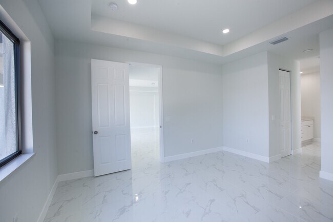 Building Photo - 1227 SE 3rd Ave