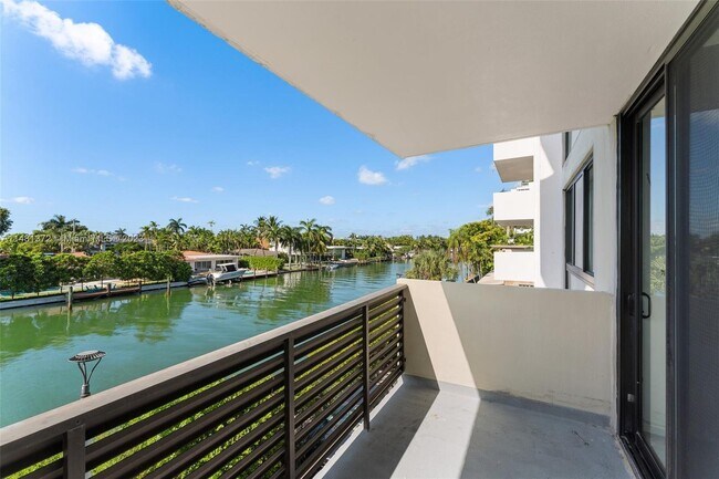 Building Photo - 9800 W Bay Harbor Dr