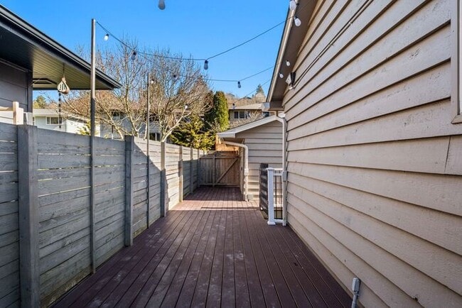 Building Photo - Elegant and Spacious Air-Conditioned Lincoln Park Rambler