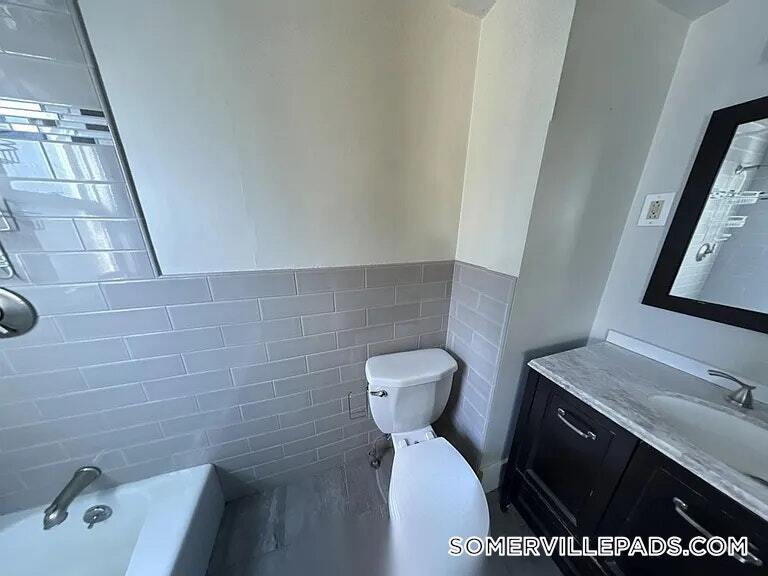 Building Photo - 14 Dow St