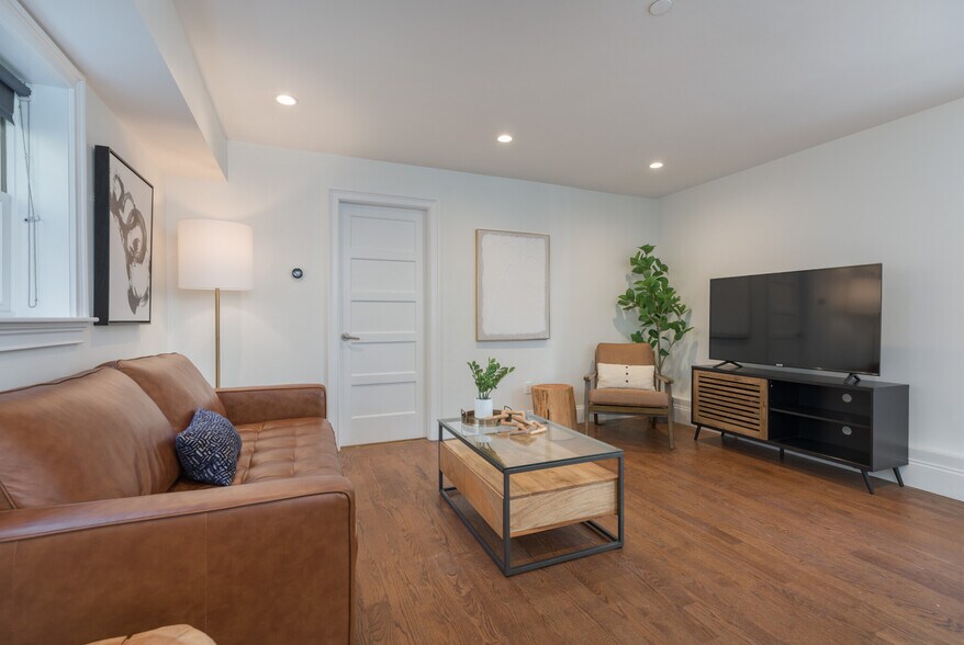 Building Photo - 121 Centre St