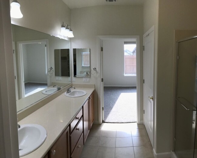 Building Photo - 55+ Community Home in Great Condition!