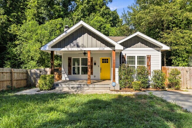 Building Photo - Updated Cottage 5 mins from Uptown Charlotte!