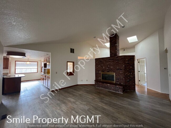 Building Photo - Three Bedrooms single house in NE Portland with double garage