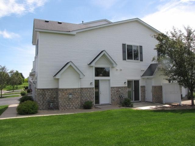 Building Photo - End Unit Town home *3Bedrm 2.5 Bath*Cottag...