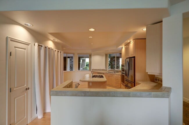 Building Photo - Large 2bd, 2ba Condo Available w/ Lake Uni...