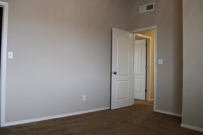 Building Photo - STUNNING MOUNTAIN VIEWS - Move-in special call the office for details