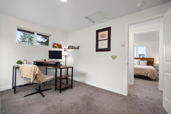 Building Photo - Stylish, Spacious & Steps from WWU and Fai...