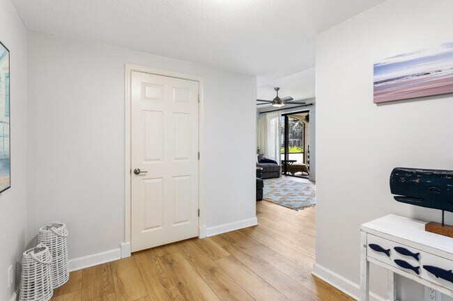 Building Photo - 16100 W Bay Dr
