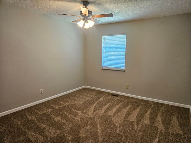 Building Photo - Don't miss out on this 2 bed 2.5 bath cond...