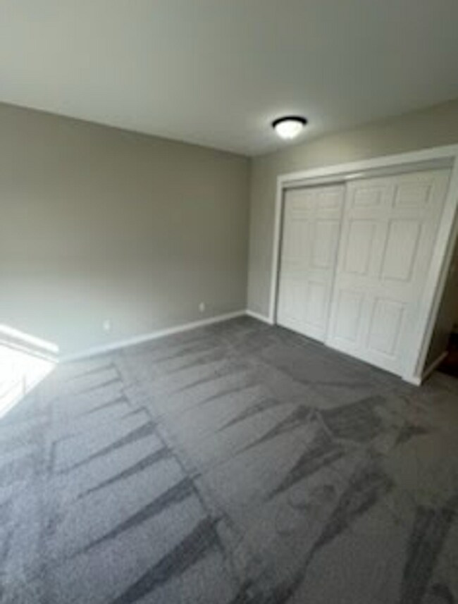 Building Photo - 1 Bedroom Recent Renovation in Hopkins