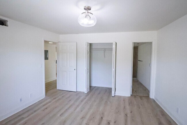 Building Photo - Spacious 2 Bedroom, 2 Bathroom Condominium...
